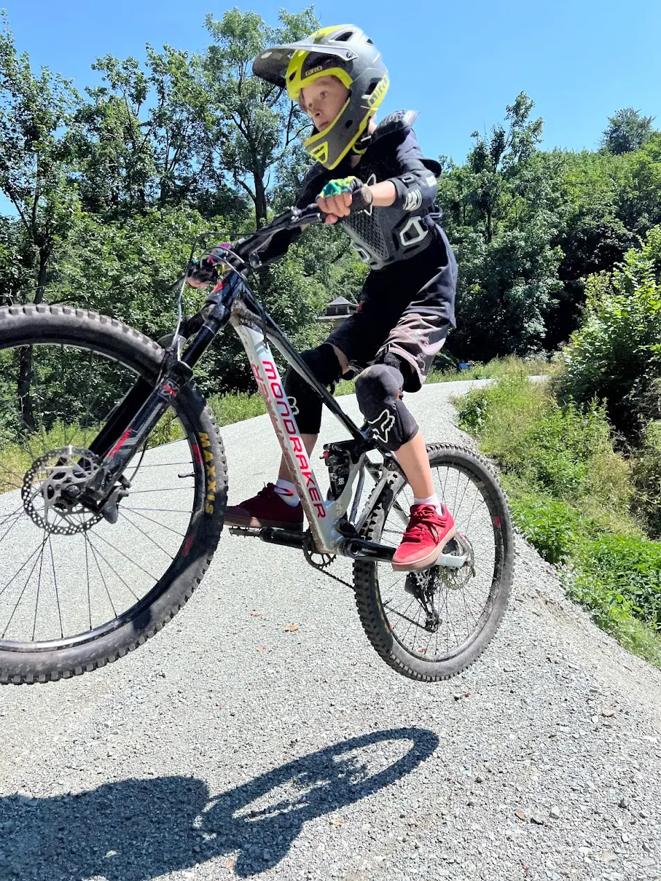 Dziecko uczące się jazdy na rowerze MTB w terenie
